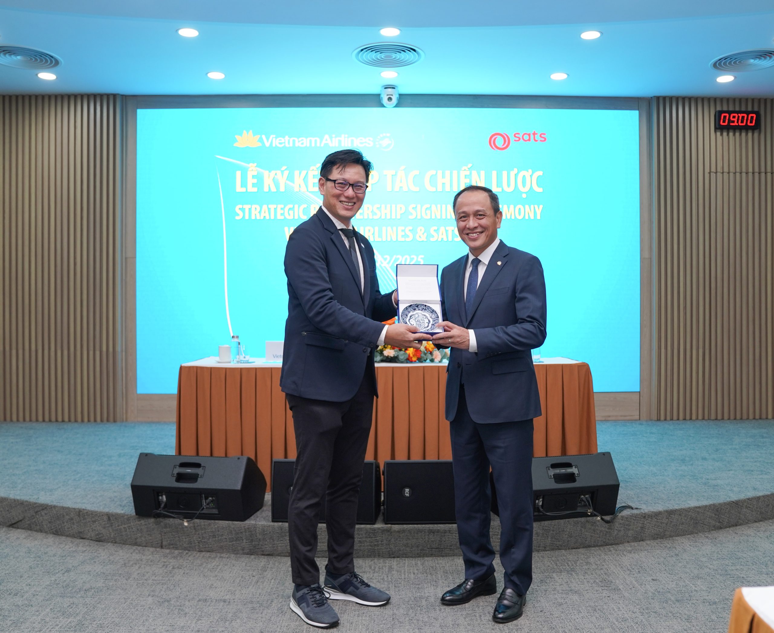 Vietnam Airlines, SATS sign strategic partnership