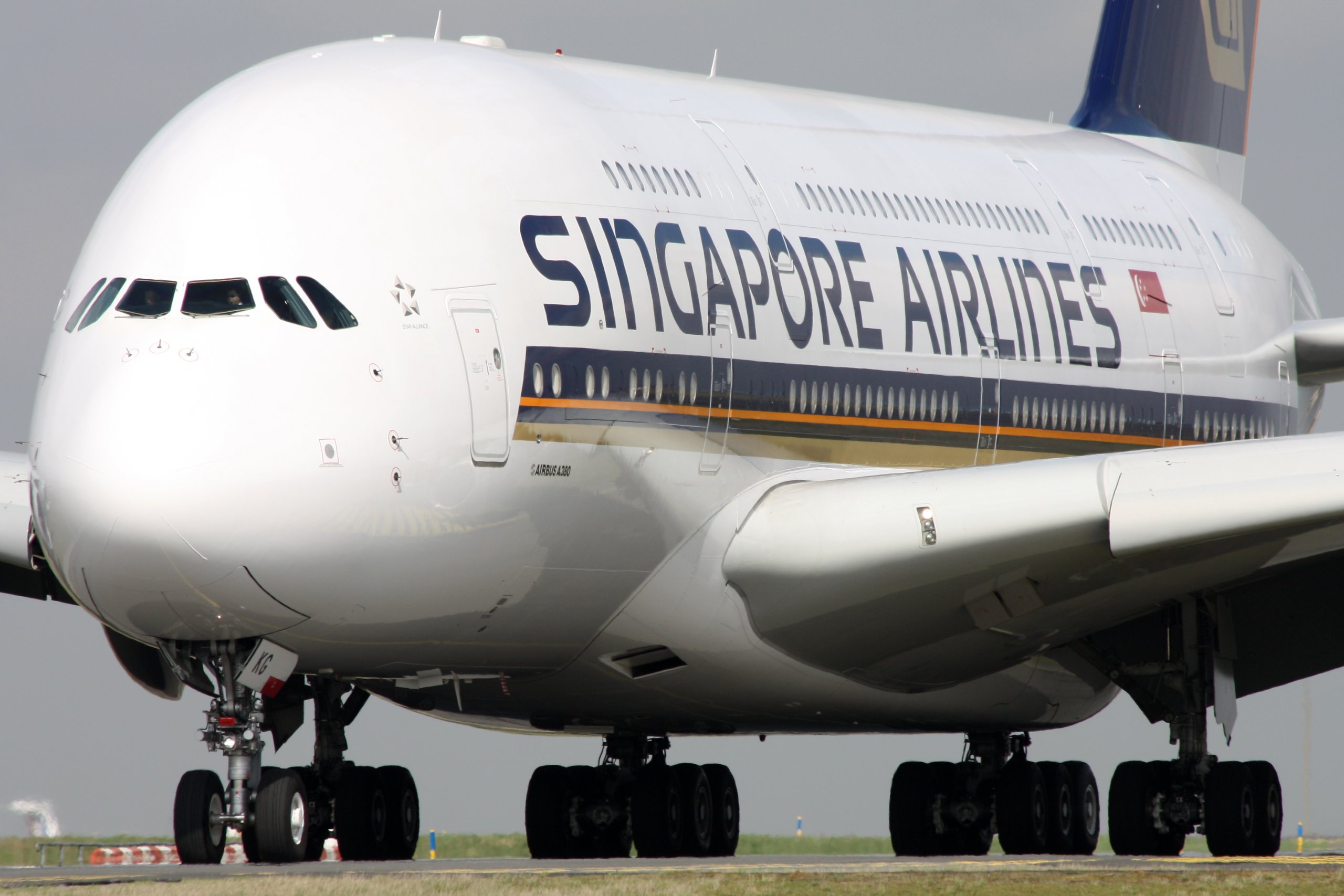 Singapore Airlines hunts for cash after record loss