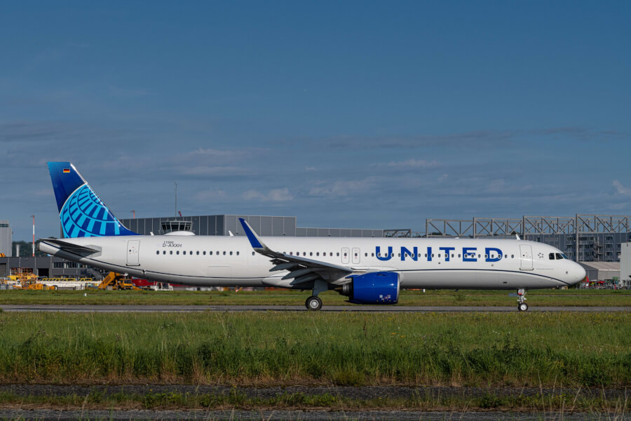 United splits plane orders between Airbus, Boeing