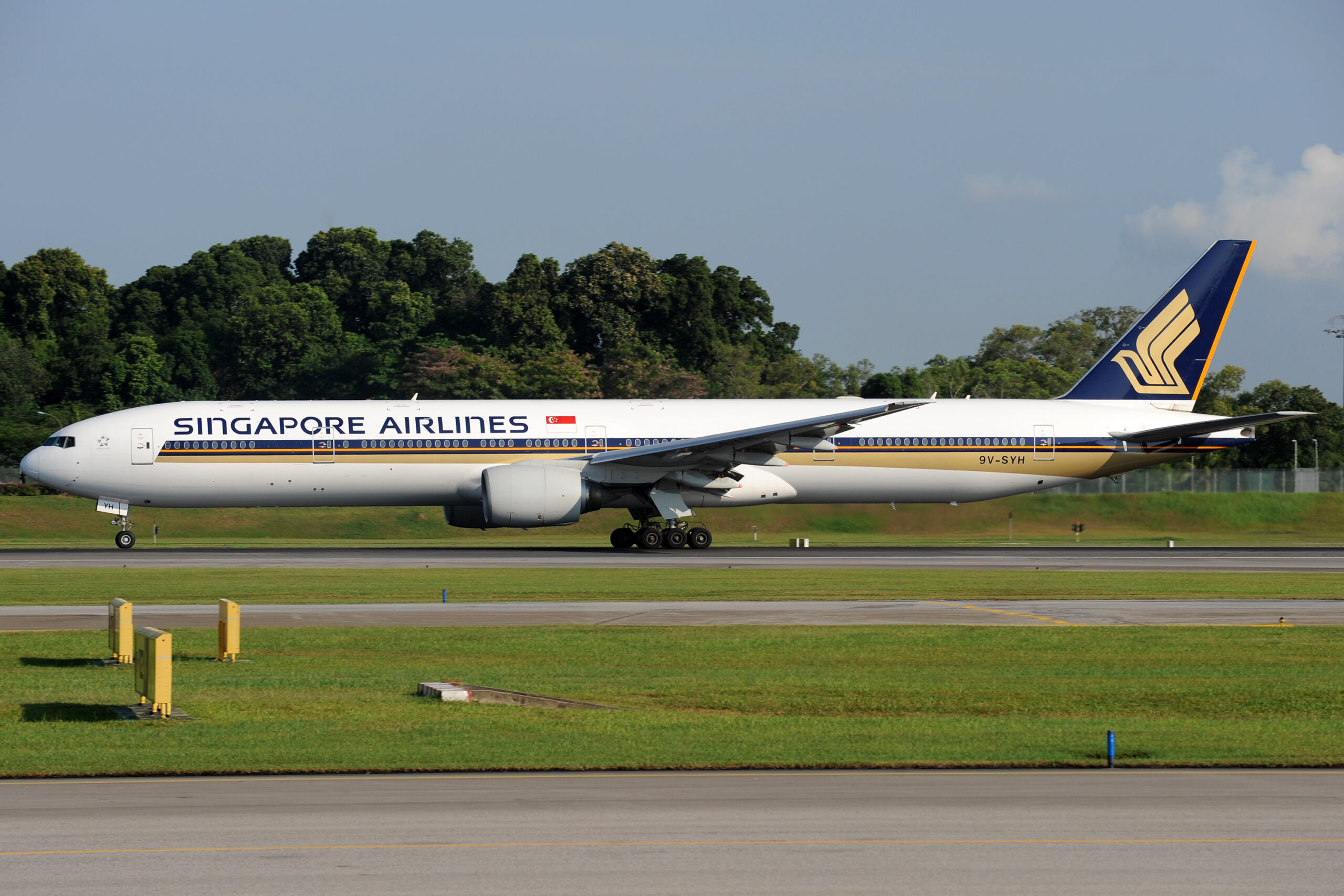 One dead as Singapore Airlines flight hits severe turbulence