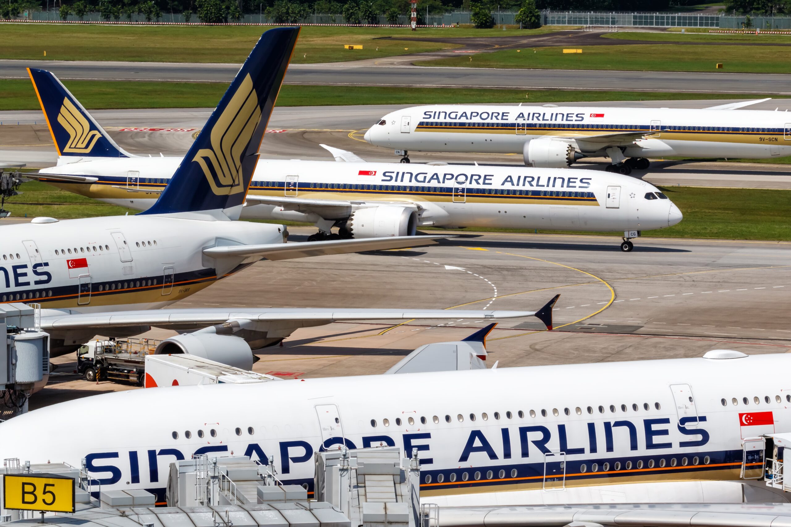 Singapore Airlines turns to net loss as fuel costs soar